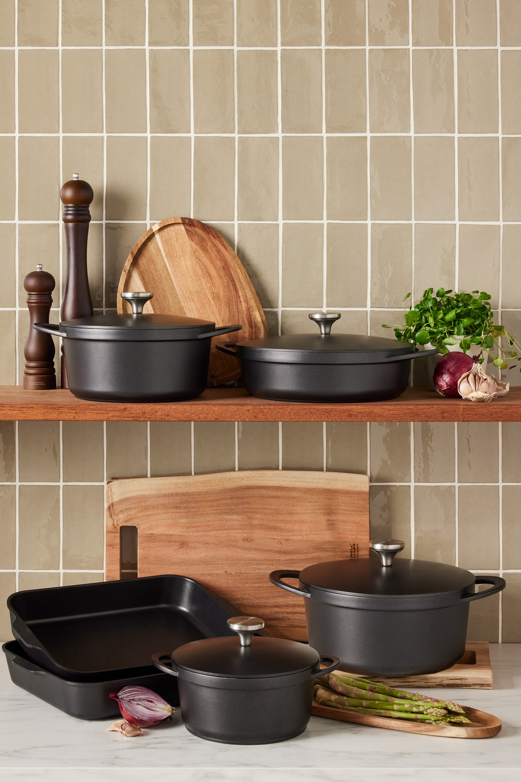 Maxwell and Williams Cast Lite Non-Stick Roaster Set of 2 34/38cm Black Gift Boxed