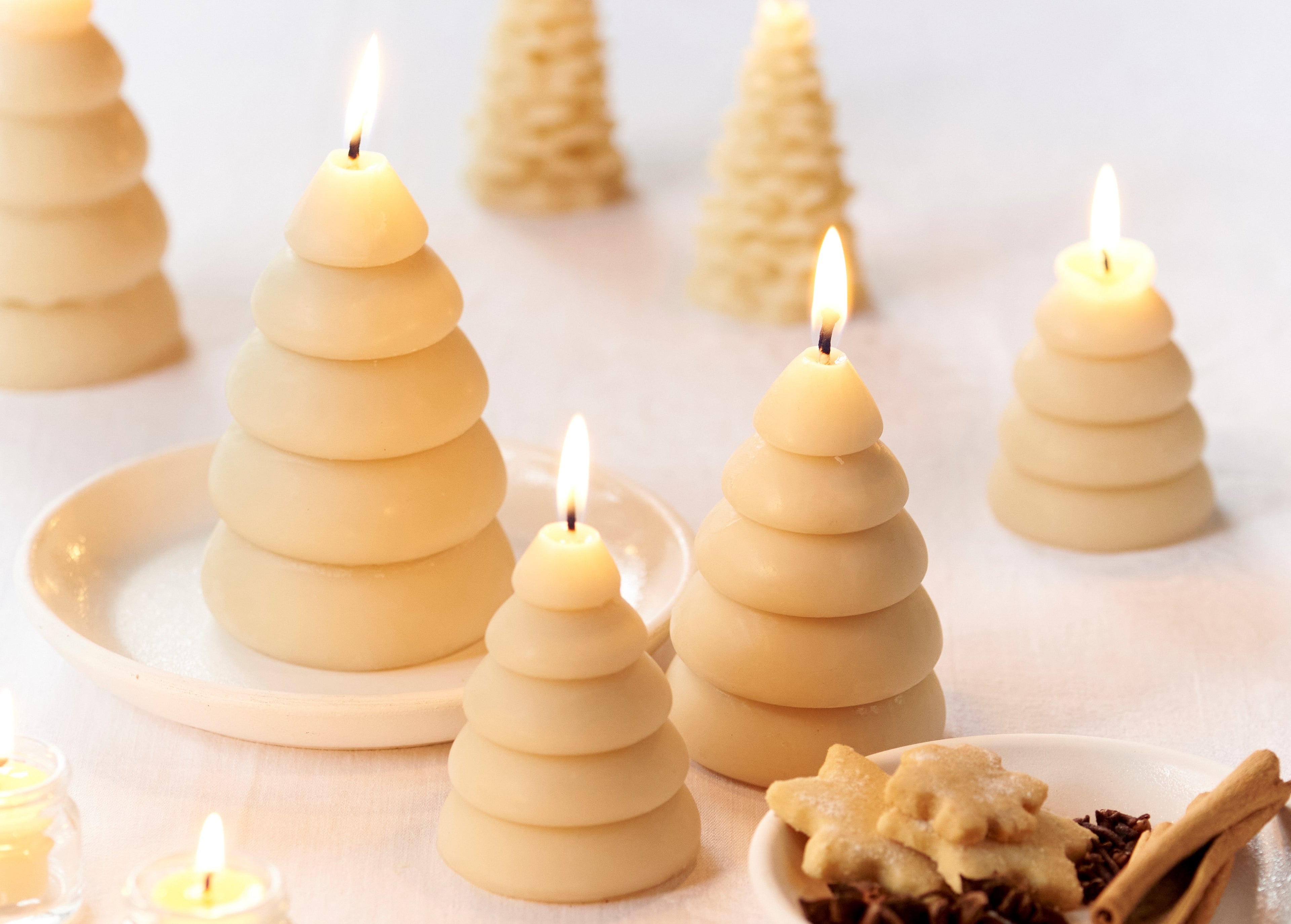 Queen B Small Rolly Tree Candle