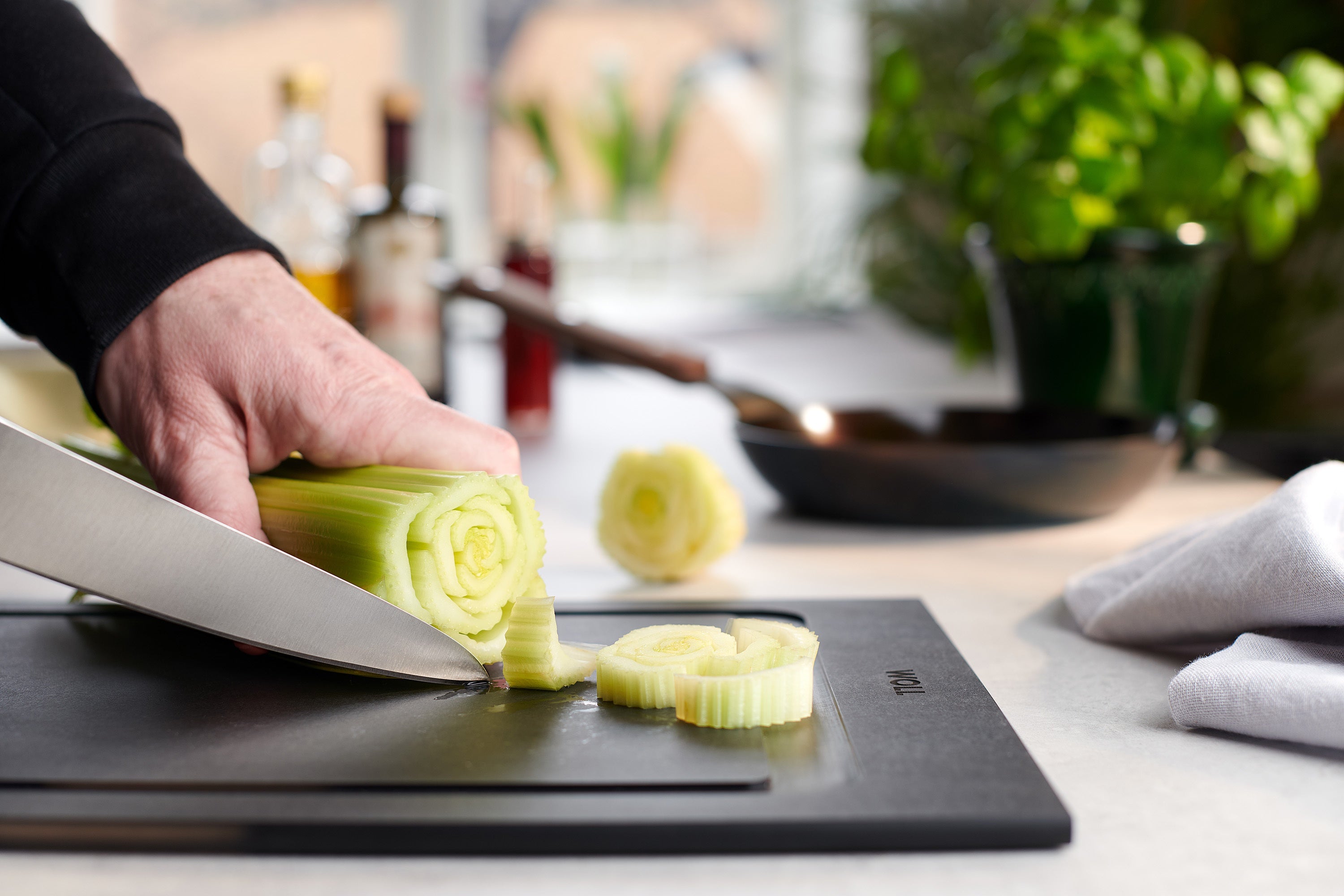 WOLL Cut & Serve Board Black 35x25x0.7cm