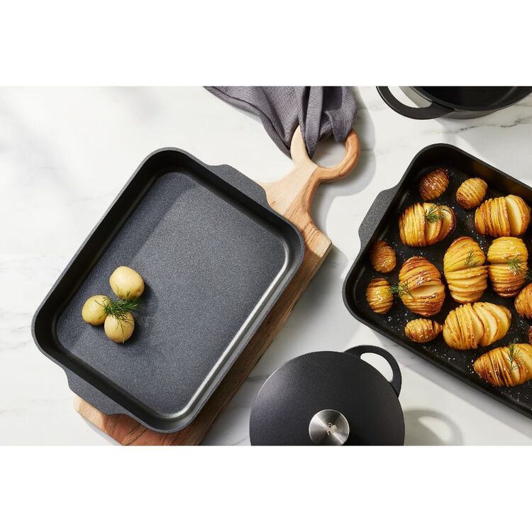 Maxwell and Williams  Agile Non-Stick Roaster 34x26cm  Black